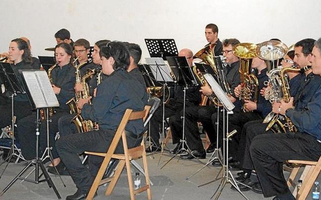La Banda de m&uacute;sica de Zarautz tocando en San Pelaio. | FOTO: N.G.