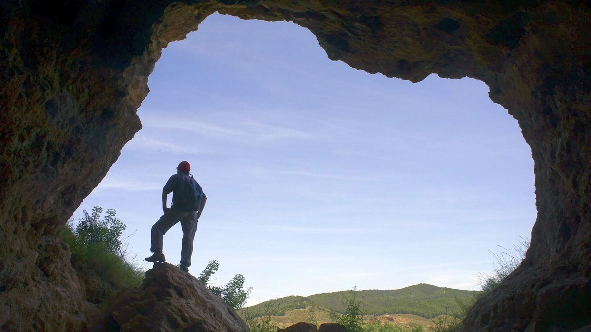 Un alto en el camino junto a la entrada de la cueva de La Mora.