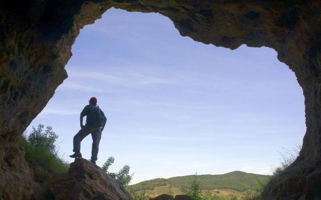 Un alto en el camino junto a la entrada de la cueva de La Mora.