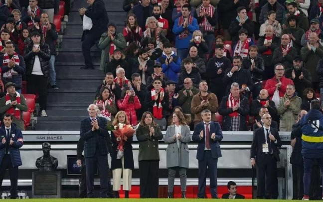 Minuto de aplausos por Txetxu Rojo en San Mamés.