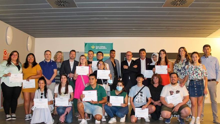 Los alumnos galardonados con premios y diplomas.