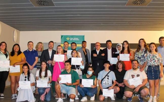 Los alumnos galardonados con premios y diplomas.