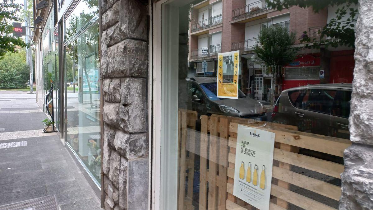 La oferta de trabajo también está colgada en la calle Ramiro de Maeztu, en Birrak Beer Store.