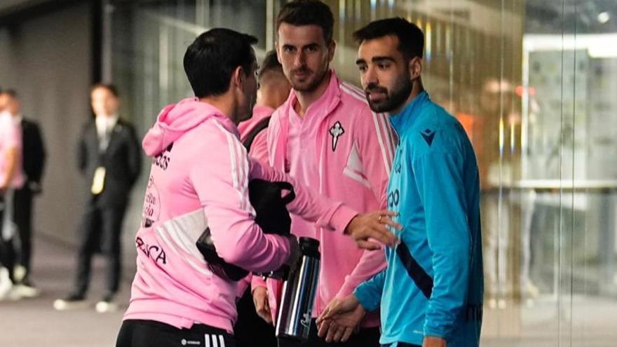 Brais saluda a antiguos compañeros, este sábado en el estadio de Anoeta antes del partido.