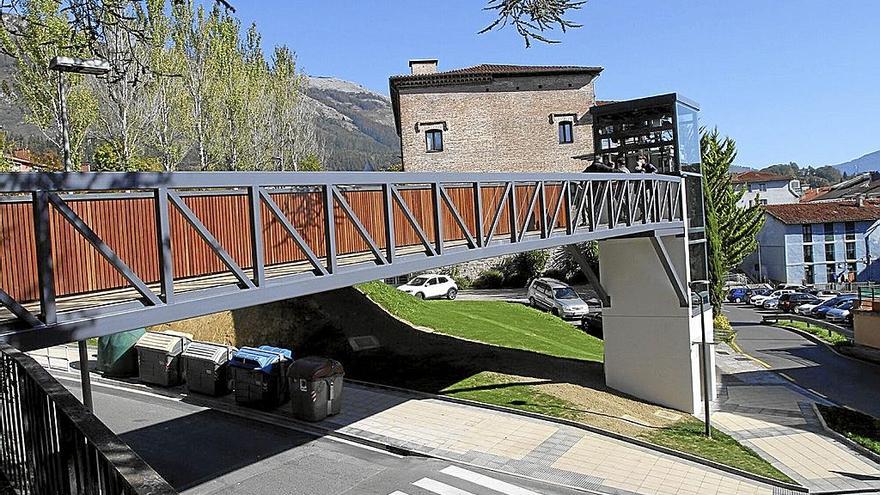 La cabina y una de las pasarelas del primer ascensor de Floreaga, que se abrió en octubre de 2021.