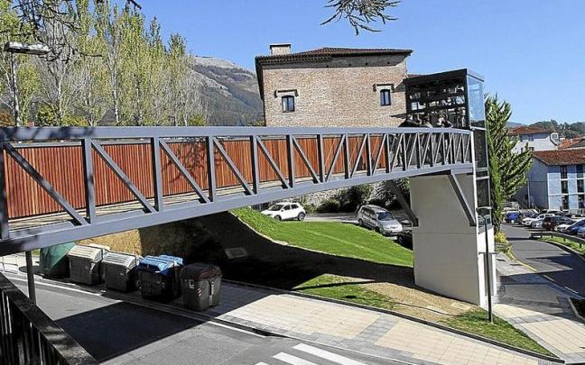 La cabina y una de las pasarelas del primer ascensor de Floreaga, que se abri&oacute; en octubre de 2021.