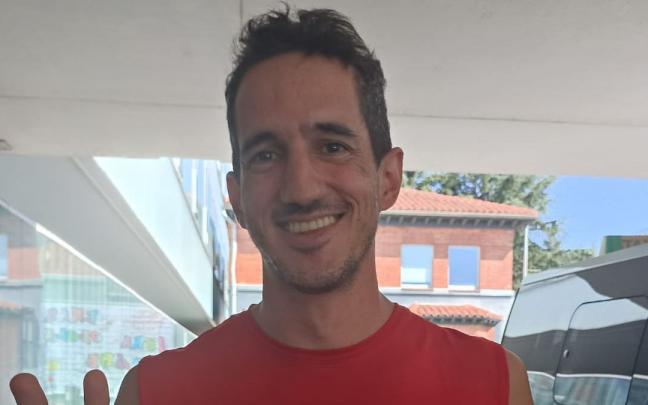 Justo Alejandro Alagaba tras recibir el alta, en la entrada de Urgencias.