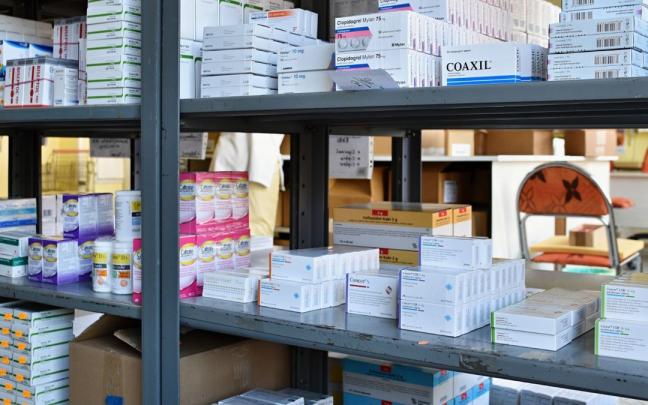 Aunque la mayoría de los medicamentos permanecen estables frente a condiciones extraordinarias de temperatura, hay que asegurarse de que estén guardados en sitios secos y frescos. Aunque la mayoría de los medicamentos permanecen estables frente a condiciones extraordinarias de temperatura, hay que asegurarse de que estén guardados en sitios secos y frescos.