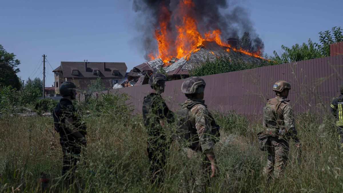 Soldados ucranianos frente a una casa ardiendo a las afueras de Bakhmut.