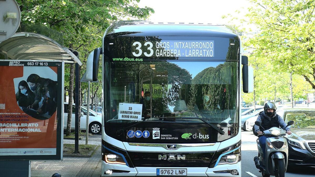 Un autobús de Dbus circula por las calles de Donostia