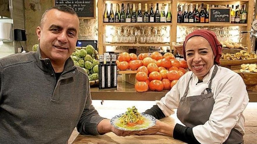 Arab y Kadouri, del Itxaropena, con la “Ensalada de alcachofas” del I Campeonato de Pintxos de Gipuzkoa.