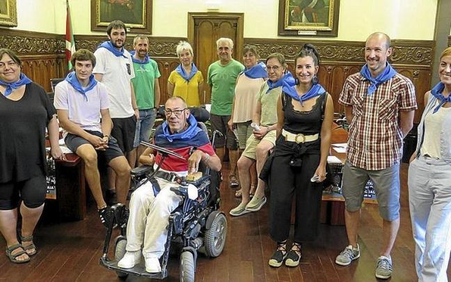 Los vecinos que participaron en la presentación de las fiestas. Los vecinos que participaron en la presentación de las fiestas.