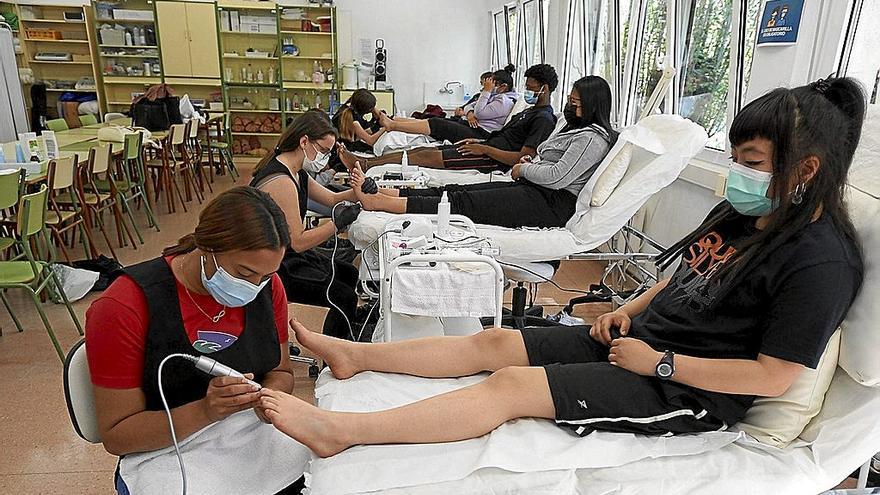 Alumnas del módulo de Estética Integral haciendo prácticas en el propio centro de FP.