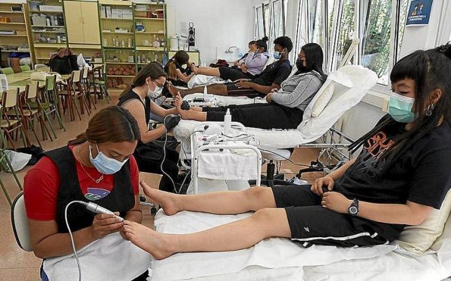 Alumnas del módulo de Estética Integral haciendo prácticas en el propio centro de FP. Alumnas del módulo de Estética Integral haciendo prácticas en el propio centro de FP.