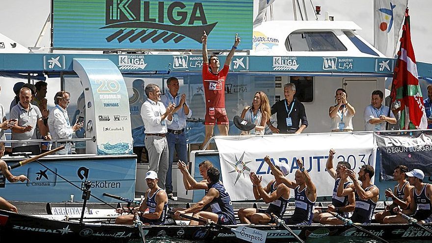 Gorka Aranberri señala al cielo mientras sus compañeros celebran la victoria final en la Bandera de Zarautz. | FOTO: AITOR ARRIZABALAGA/EUSKO LABEL LIGA