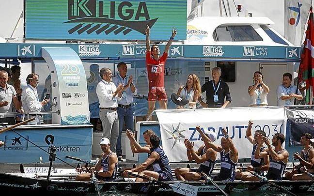 Gorka Aranberri se&ntilde;ala al cielo mientras sus compa&ntilde;eros celebran la victoria final en la Bandera de Zarautz. | FOTO: AITOR ARRIZABALAGA/EUSKO LABEL LIGA