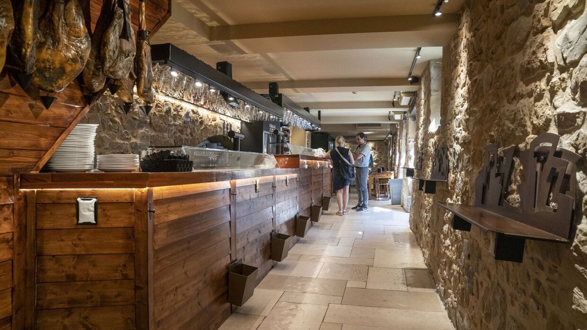 Interior del bar 1813, junto a la plaza de la Trinidad