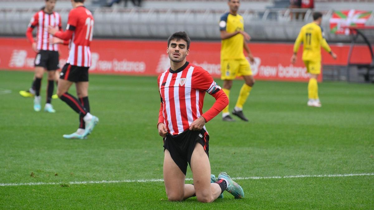 Jon Cabo se lamenta en un momento del partido de este domingo en Lezama.