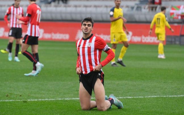 Jon Cabo se lamenta en un momento del partido de este domingo en Lezama.