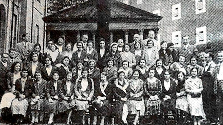 Grupo de maestras vascas bajo el árbol de Gernika en el que se hallaba también Julene Azpeitia. | FOTO: REVISTA ‘EUZKADI’