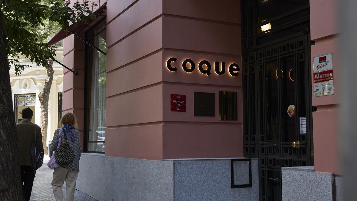 Entrada del restaurante Coque, del chef Mario Sandoval, situado en el barrio de Chamberí, a 2 de noviembre, en Madrid.