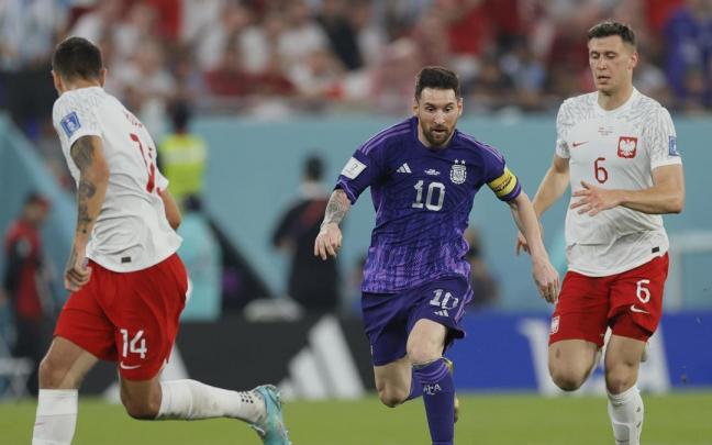Messi lleva el balón durante el encuentro ante Ucrania.