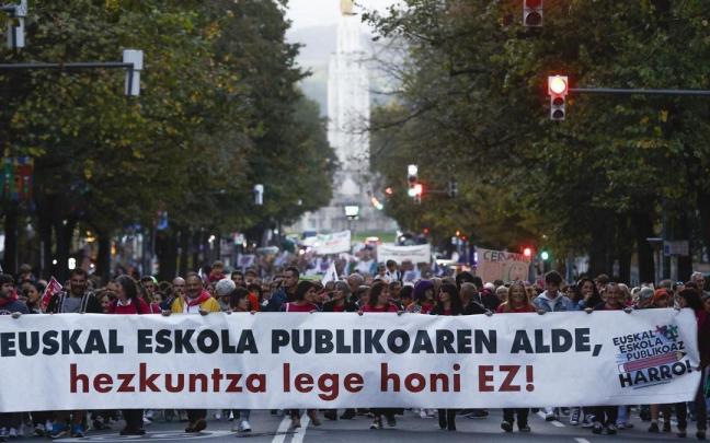 Manifestaci&oacute;n en defensa de la escuela p&uacute;blica vasca en la Gran V&iacute;a de Bilbao.