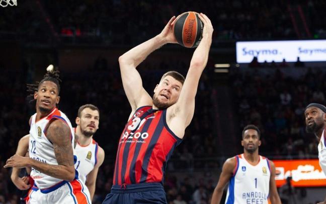 Giedraitis recoge uno de los 18 rebotes que consigui&oacute; ante el Efes