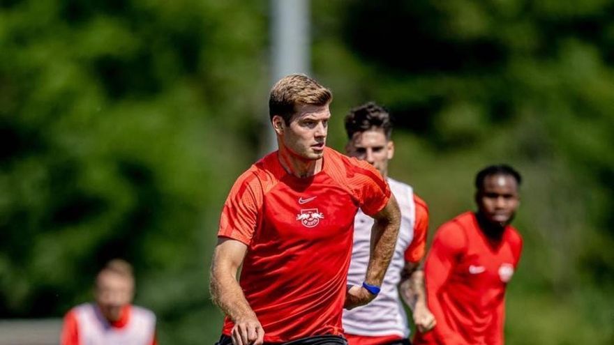 Sorloth, en un entrenamiento del Leipzig junto a Dominik Szoboszlai.