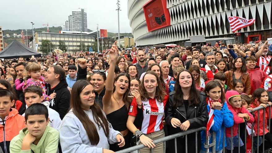 La explanada del estadio rojiblanco congregó a un buen número de aficionados antes del Athletic - Villarreal