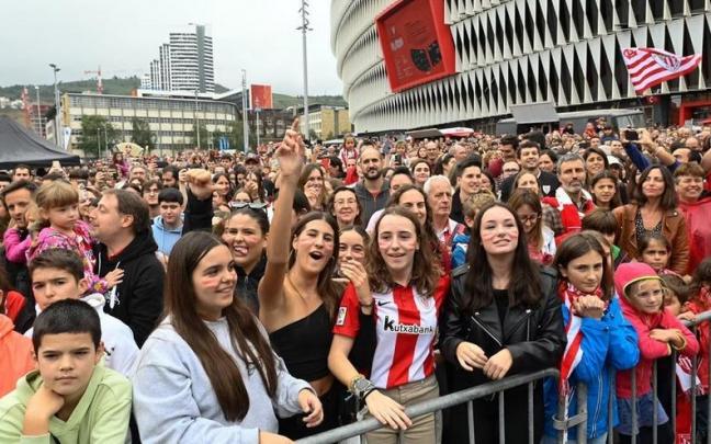La explanada del estadio rojiblanco congreg&oacute; a un buen n&uacute;mero de aficionados antes del Athletic - Villarreal