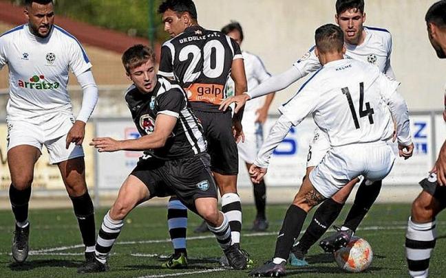 Un momento del partido entre el San Ignacio y el Urduliz Un momento del partido entre el San Ignacio y el Urduliz