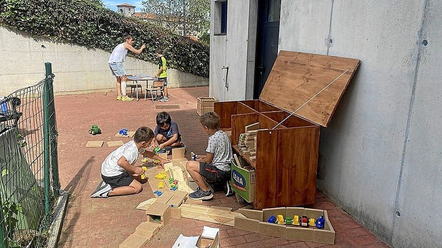 Ikasleak kanpoko eremuan jolasean.