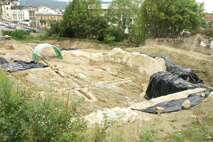 Restos de una antigua iglesia aparecidos en 2007, que se integrarán en la nueva zona de estancia.