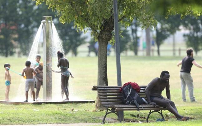 Los expertos recomiendan una buena hidratación y evitar en lo posible la exposición a estas altas temperaturas. Los expertos recomiendan una buena hidratación y evitar en lo posible la exposición a estas altas temperaturas.