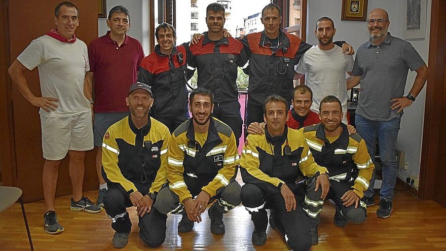 Los bomberos del parque de Lodosa posaron antes de salir al balcón consistorial a lanzar el chupinazo.