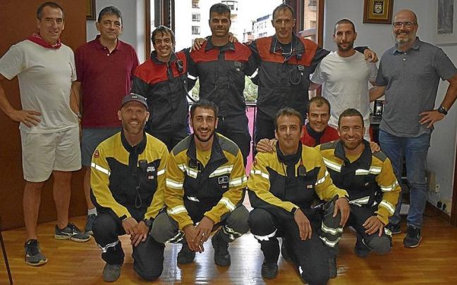 Los bomberos del parque de Lodosa posaron antes de salir al balcón consistorial a lanzar el chupinazo.