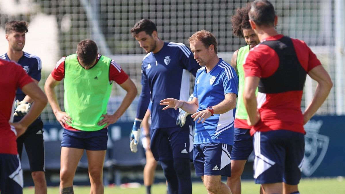 Arrasate se dirige a sus jugadores durante un entrenamiento en Tajonar.