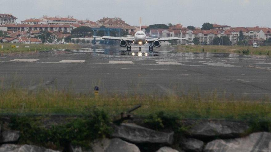 Un avión en la pista del aeropuerto de Hondarribia