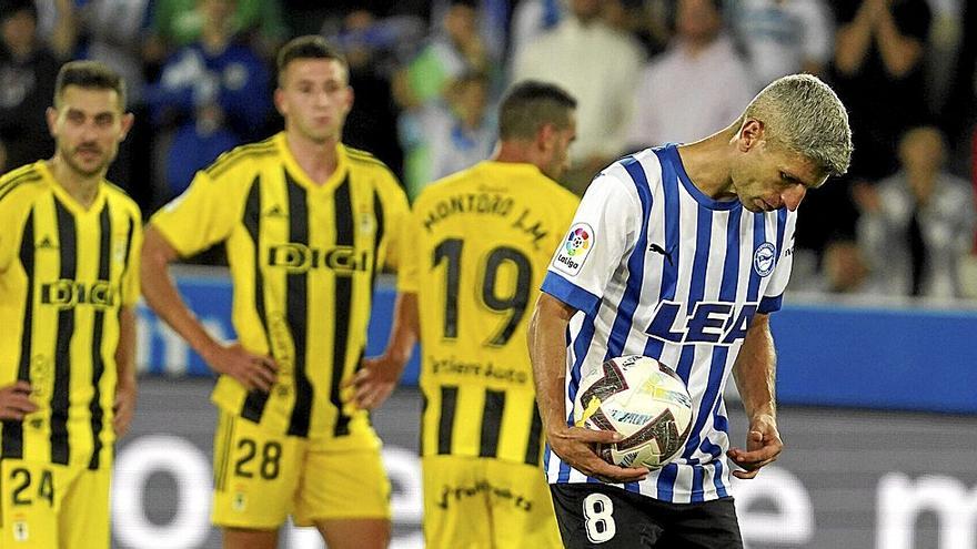 Salva Sevilla se dispone a colocar el balón sobre el punto de penalti, acción que terminaría dando los tres puntos al Alavés. | FOTO: ALEX LARRETXI