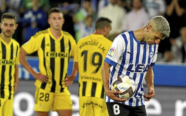 Salva Sevilla se dispone a colocar el balón sobre el punto de penalti, acción que terminaría dando los tres puntos al Alavés. | FOTO: ALEX LARRETXI