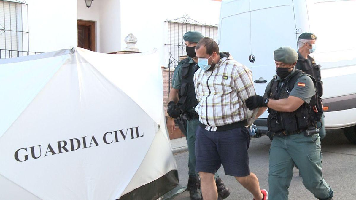 La Guardia Civil custodia al detenido por la muerte de Manuela Chavero.
