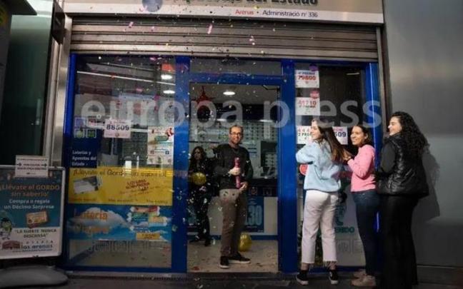 Empleados de una administraci&oacute;n celebran el reparto de un premio.