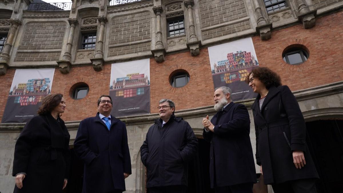 Juan Mari Aburto, Fernando Pérez, Gonzalo Olabarria, Rakel Esparza y Bárbara Epalza, en el exterior de Azkuna Zentroa.