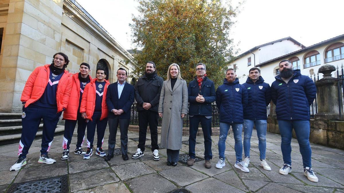 Los representantes de ambos clubes, recibidos en las Juntas Generales de Bizkaia.