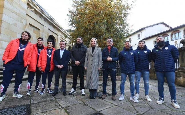 Los representantes de ambos clubes, recibidos en las Juntas Generales de Bizkaia.