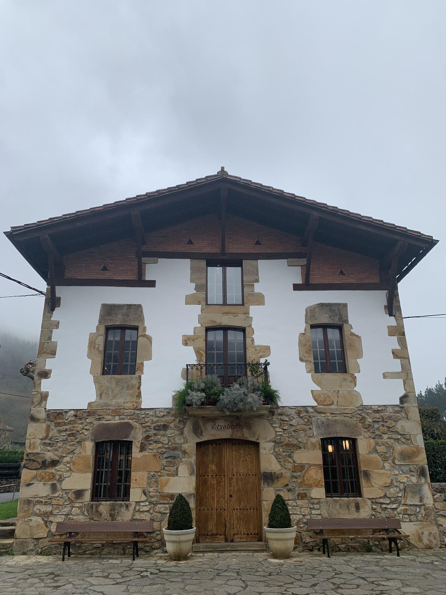 Fachada del asador Etxebarri, de Bittor Arginzoniz.