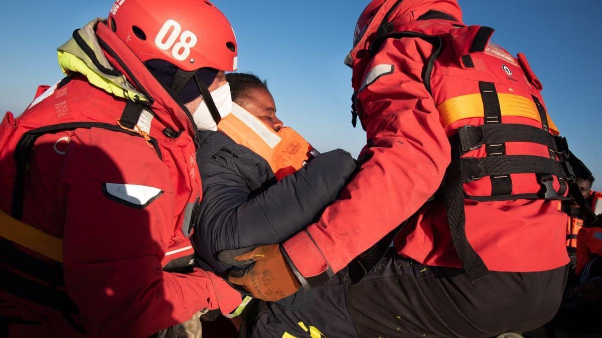 Una de las mujeres rescatadas por la tripulación del 'Aita Mari', ayer miércoles, en el Mediterráneo Central.