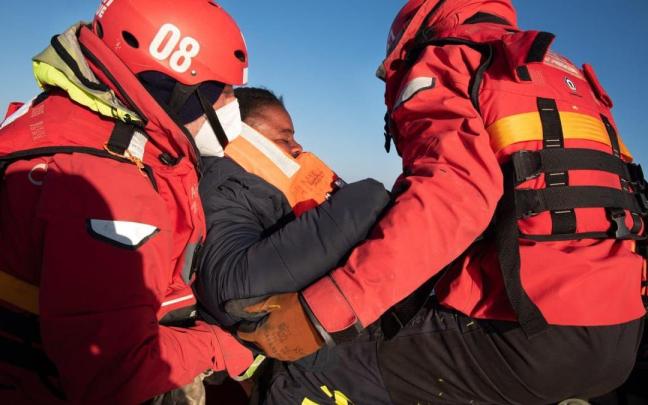 Una de las mujeres rescatadas por la tripulación del 'Aita Mari', ayer miércoles, en el Mediterráneo Central. Una de las mujeres rescatadas por la tripulación del 'Aita Mari', ayer miércoles, en el Mediterráneo Central.