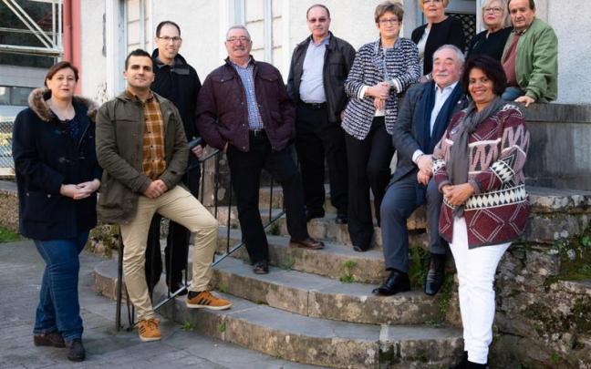 El agredido, Juan Luis Cid, segundo por la derecha, con el equipo del PNV de Ibarra, El agredido, Juan Luis Cid, segundo por la derecha, con el equipo del PNV de Ibarra,